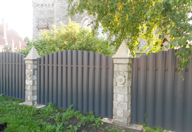  Забор из евроштакетника серого со светлыми столбами Кокшетау фото 2