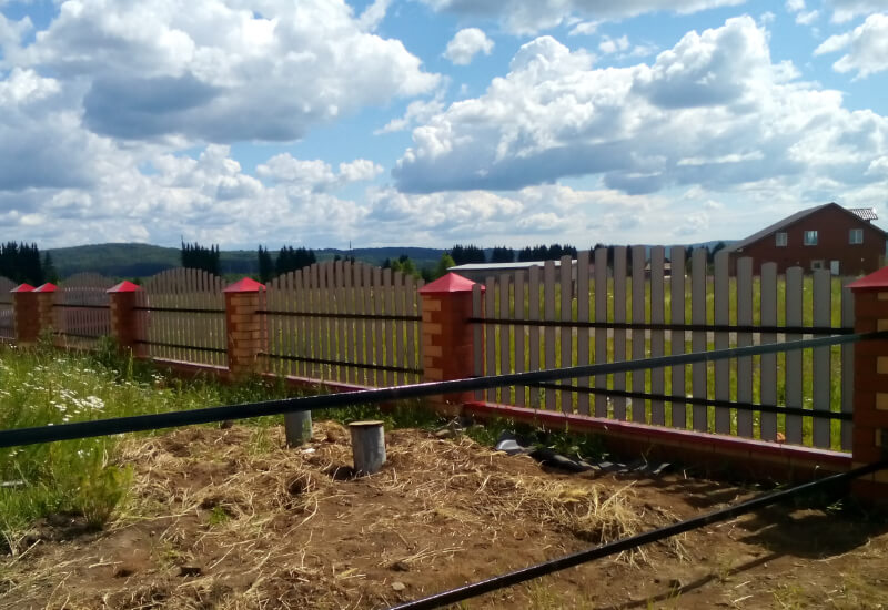Забор из евроштакетника RAL3003 рубин, секция горкой в Кокшетау фото 1