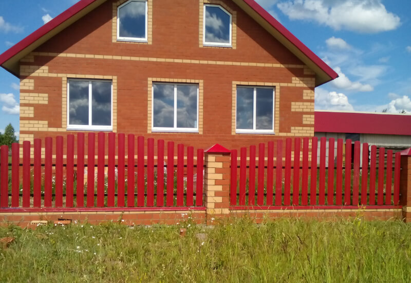 Забор из металлоштакетника цвета рубин с кирпичными столбами в Кокшетау фото 2
