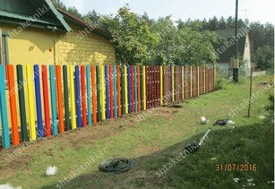 Фото забора из разноцветного штакетника широкого в Кокшетау