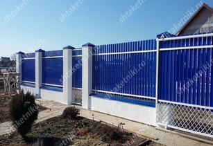 Фото забора из синего штакетника в Кокшетау